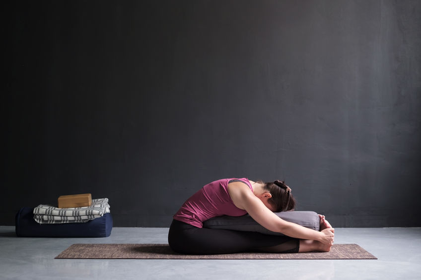 Paschimottanasana :avec des accessoires de yoga
