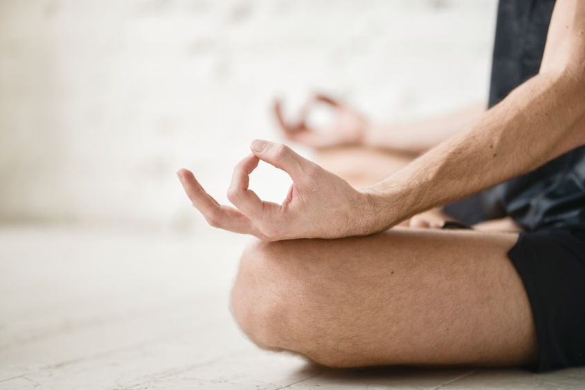 Prithvi Mudrā : le mudra pour l'automne Prithvi Mudrā : l'ancrage
