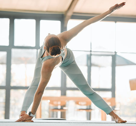 Quels accessoires de yoga utiliser pour pratiquer Parivrtta Trikonasana ?