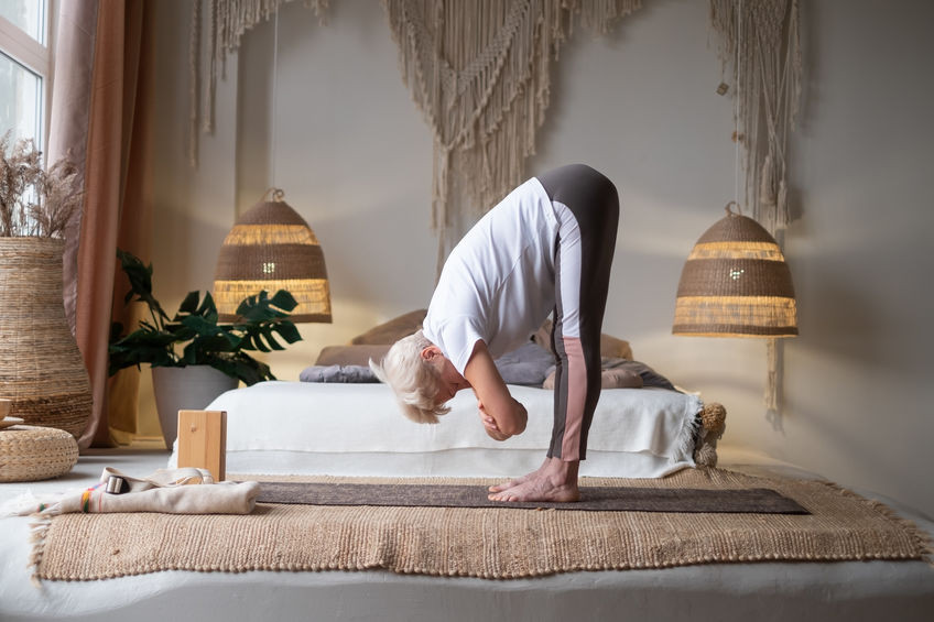 Posture de la pince debout : le relâchement et le massage du système digestif