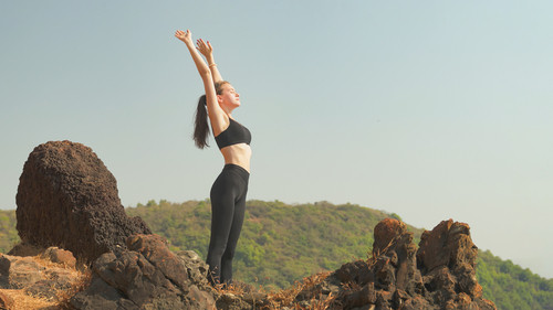 Urdhva hastasana et Tadasana Urdhva hastasana : quand la montagne se dresse vers le ciel