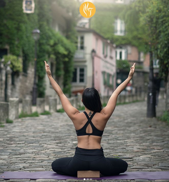 Une brique de yoga pour les postures assises 